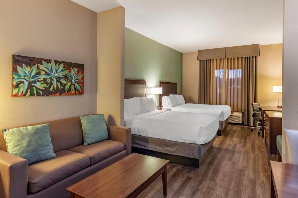 Postel nebo postele na pokoji v ubytování Holiday Inn Express & Suites Indio - Coachella Valley by IHG