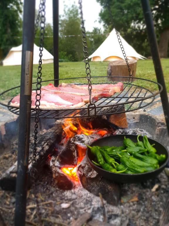 Gril dostupný pro hosty v luxury tent