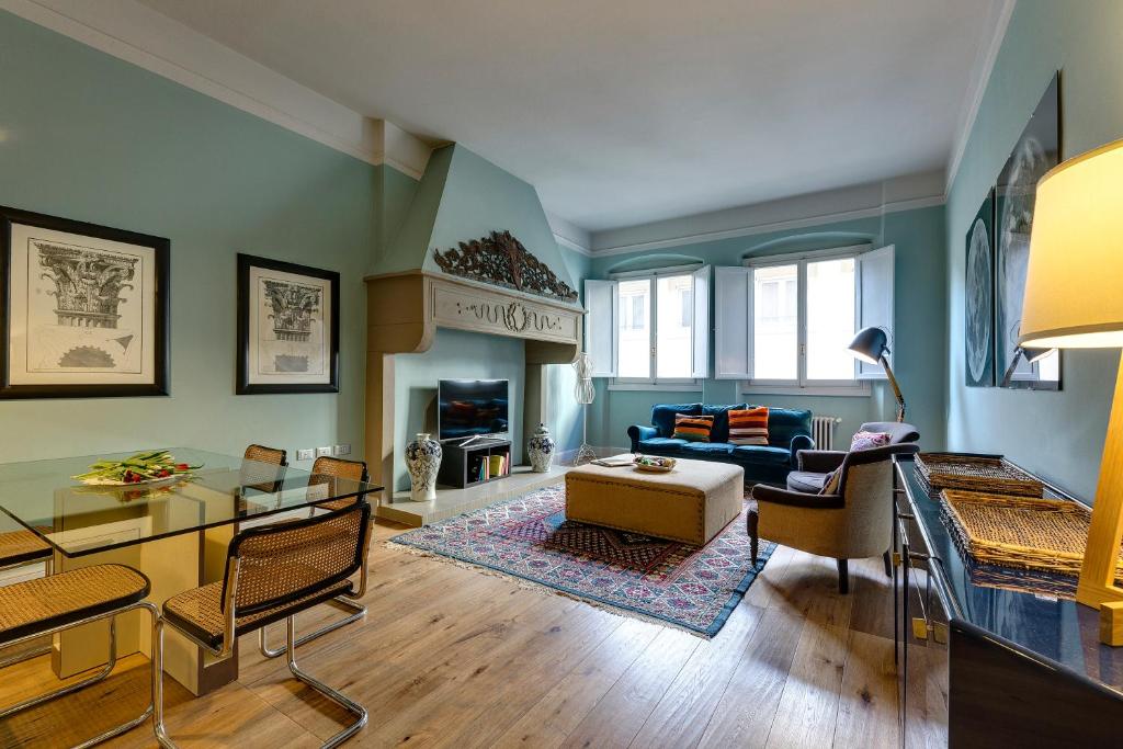 佛羅倫斯的住宿－Mamo Florence - Frida Luxury Apartment，客厅配有沙发和桌子