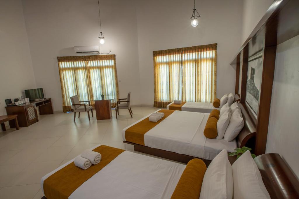 Postel nebo postele na pokoji v ubytování Sigiriya Wewa Addara Hotel - Hotel By The Lake