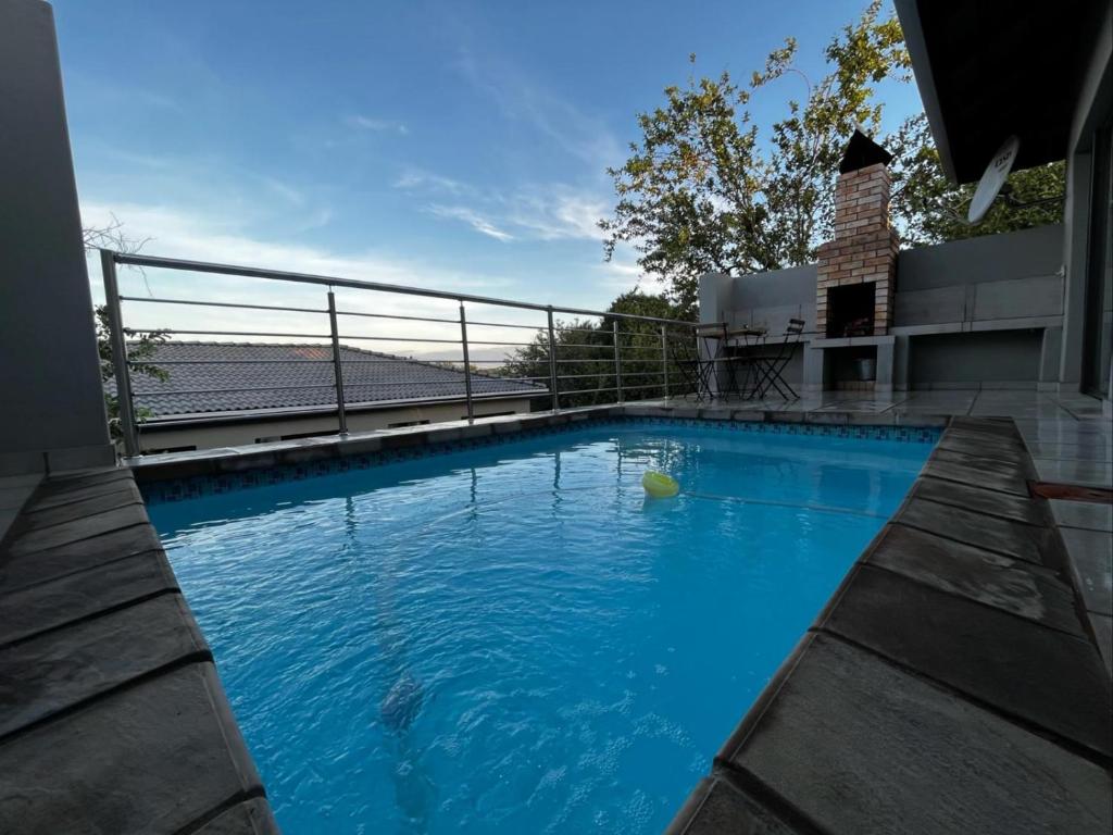 een zwembad aan de zijkant van een huis bij Moya-Sky in Komatipoort