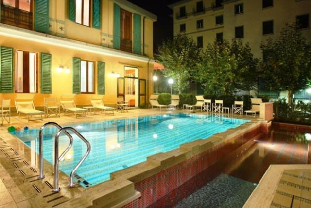 Bazén v ubytování Hotel Maestoso nebo v jeho okolí