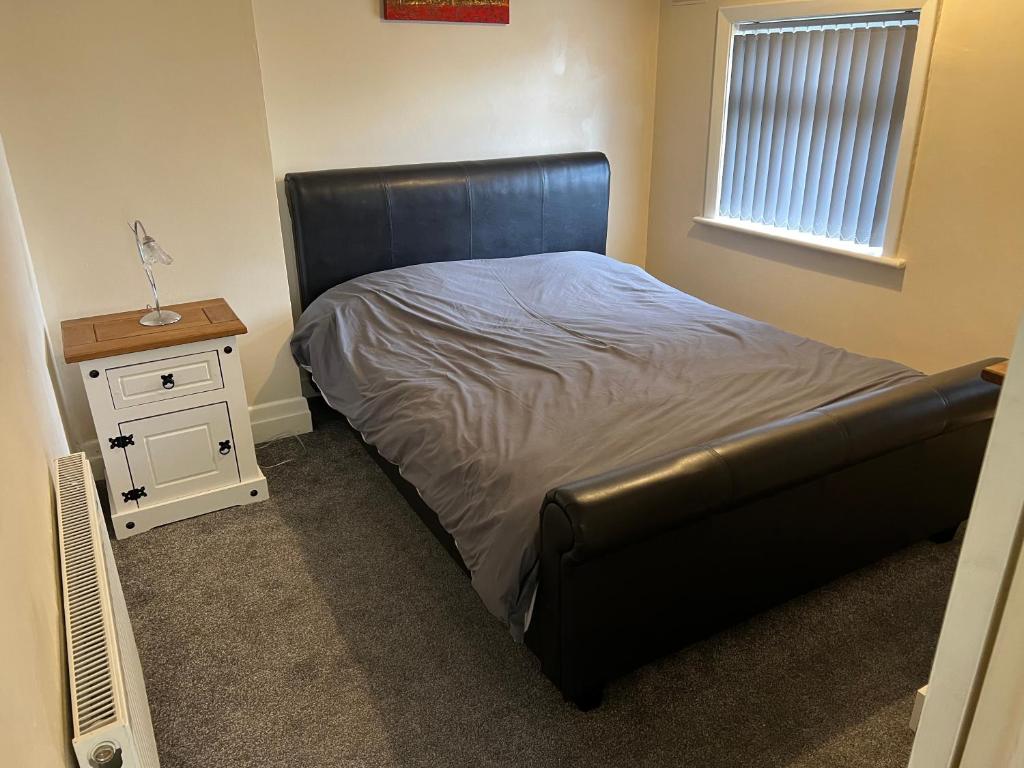 a bed in a bedroom with a nightstand and a bed sidx sidx at Angie’s hideaway in Balby