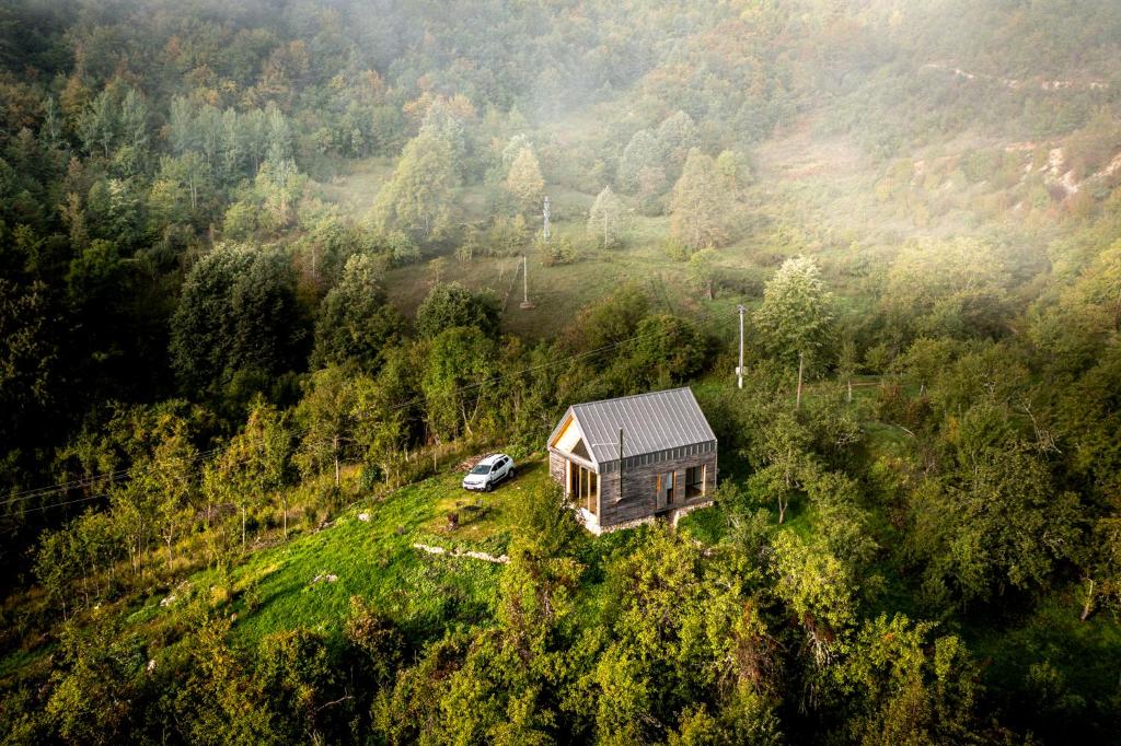 uma vista aérea de uma casa numa colina em Country House Selo em Pluzine