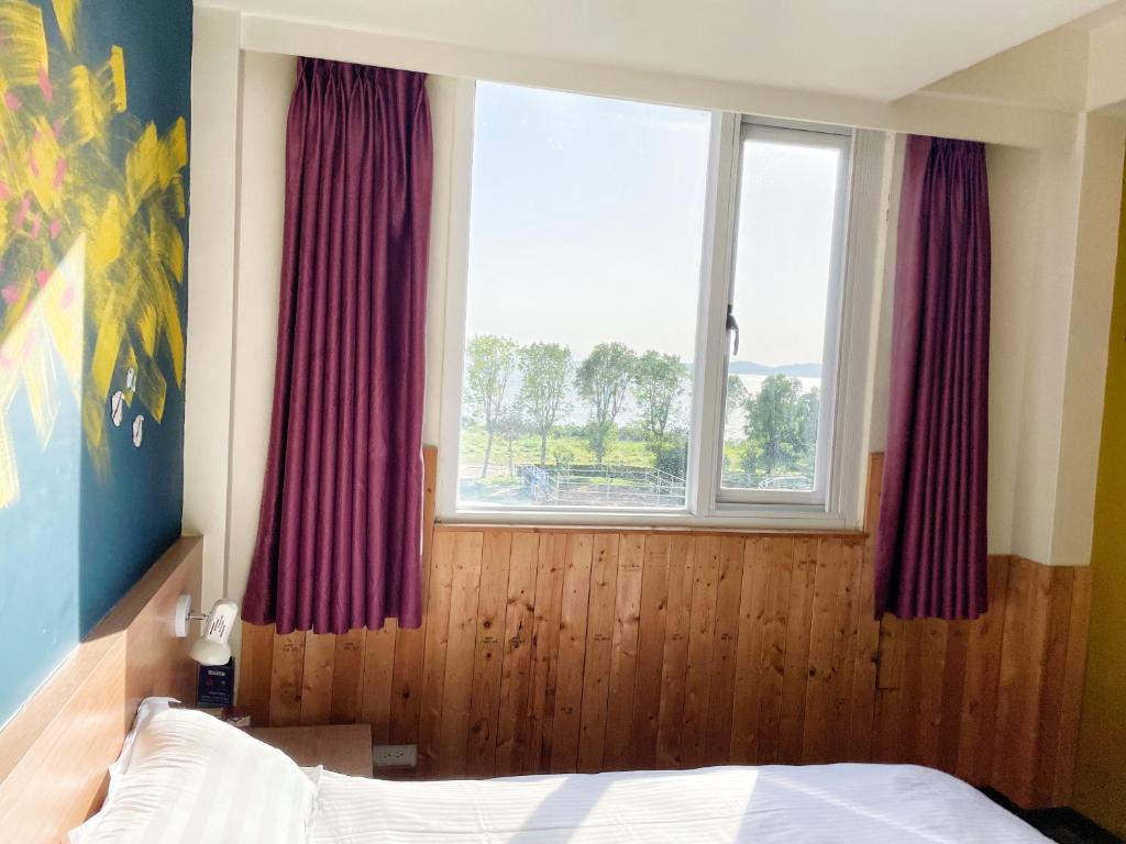 Postel nebo postele na pokoji v ubytování Breeze and Waves Hostel