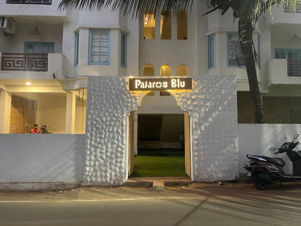 卡蘭古特的住宿－Pajaros Blu，带有读取缓和点的标志的建筑