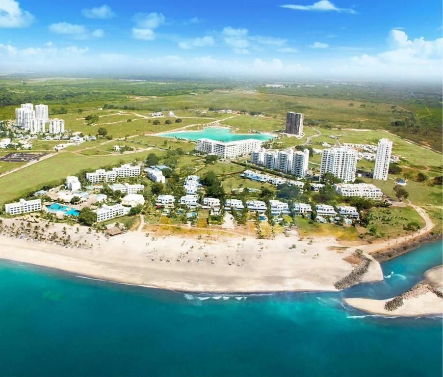 una vista aérea de un complejo en la playa en Apartamento en Playa Blanca - PANAMÁ en Río Hato