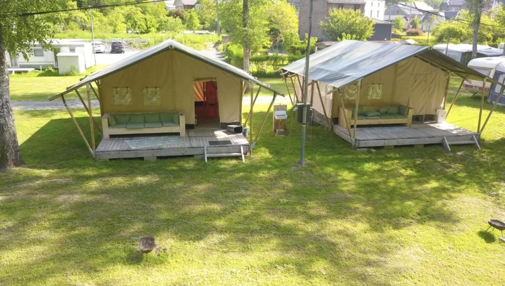 une vue de tête de deux tentes dans une cour dans l'établissement Safaritent op Camping la Douane, à Vresse-sur-Semois