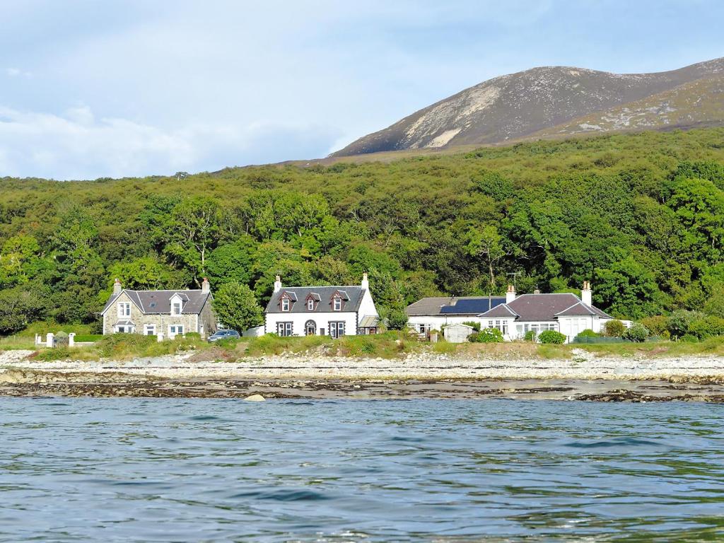 a group of houses on the shore of the water at Dunmaghlas in Pirnmill