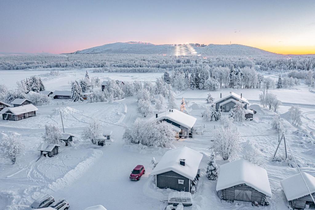 an aerial view of a village covered in snow at Levin Nietos in Kittilä