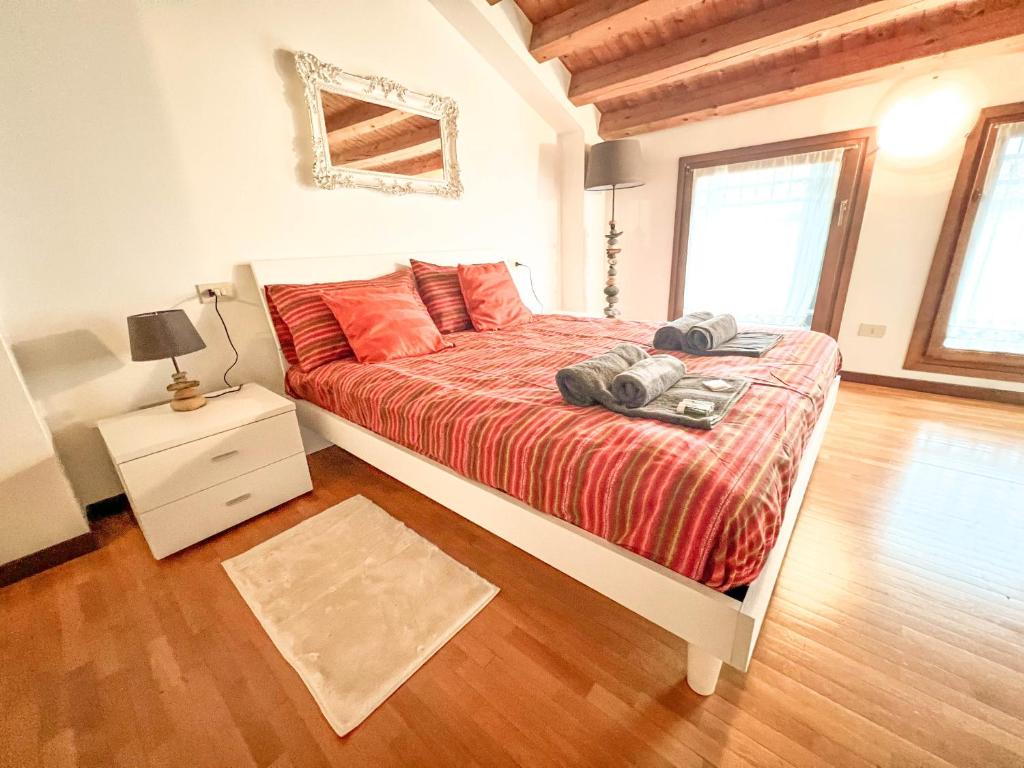 A bed or beds in a room at ERMAN HOUSE - Calle veneziana in Riviera del Brenta