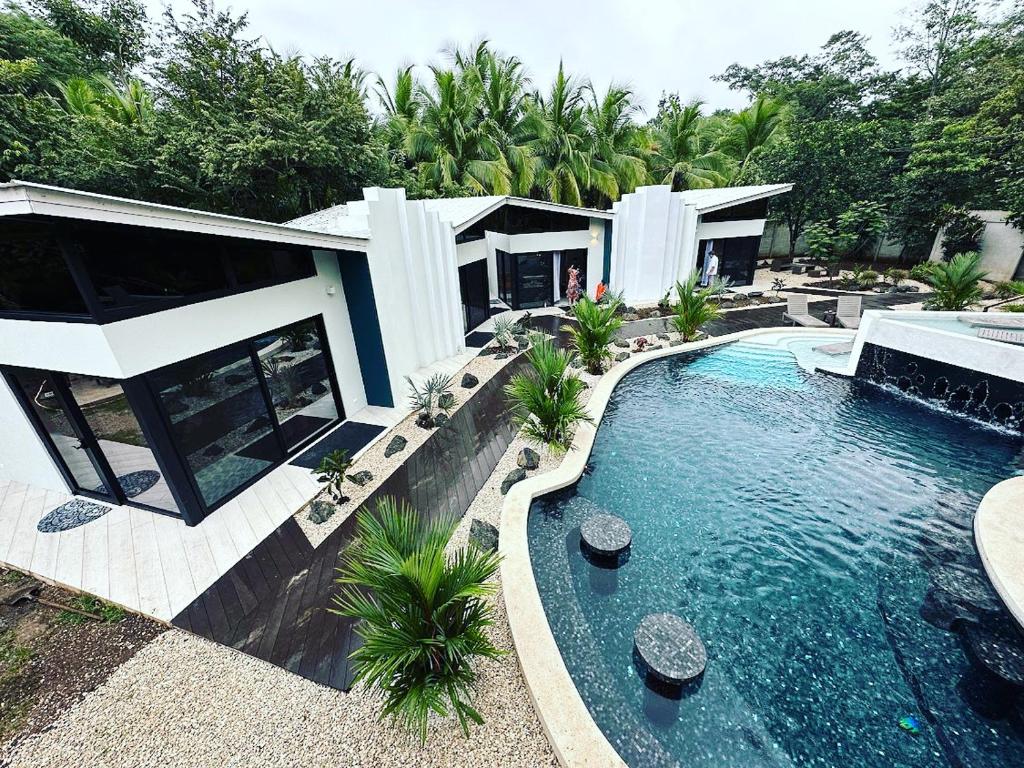 uma casa com piscina em frente a uma casa em Puerta Negra em Playa Flamingo