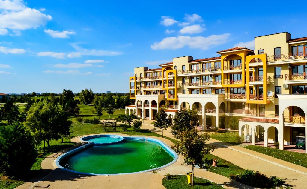 een luchtzicht op een resort met een zwembad bij Lighthouse Golf Resort, 75 mp2, with balcony in Balchik