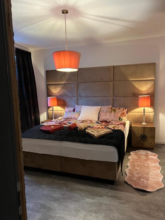 sypialnia z dużym łóżkiem z 2 lampami w obiekcie City Prüm w mieście Prüm