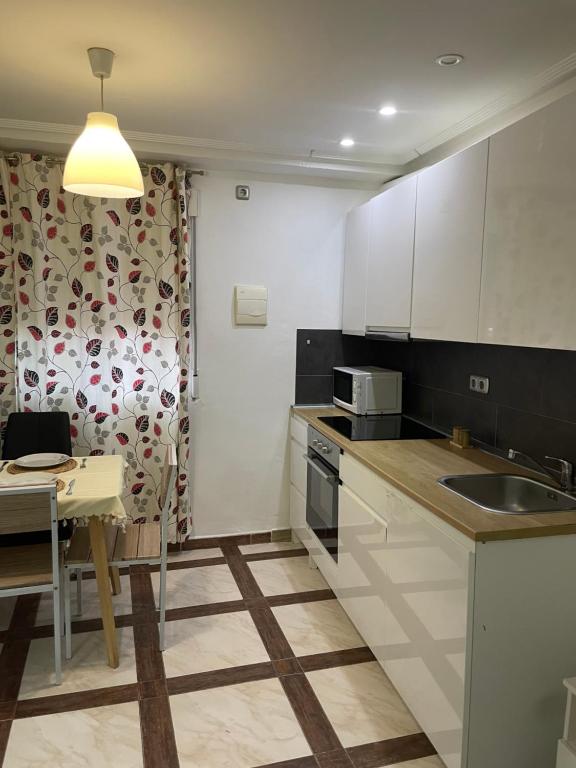Kuchyň nebo kuchyňský kout v ubytování Apartamento de 2 dormitorios cerca Paseo Marítimo