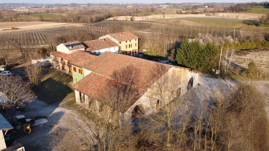 an aerial view of an old building with a roof at Agriturismo con Cucina tipica Nuova Scardua in Cavriana