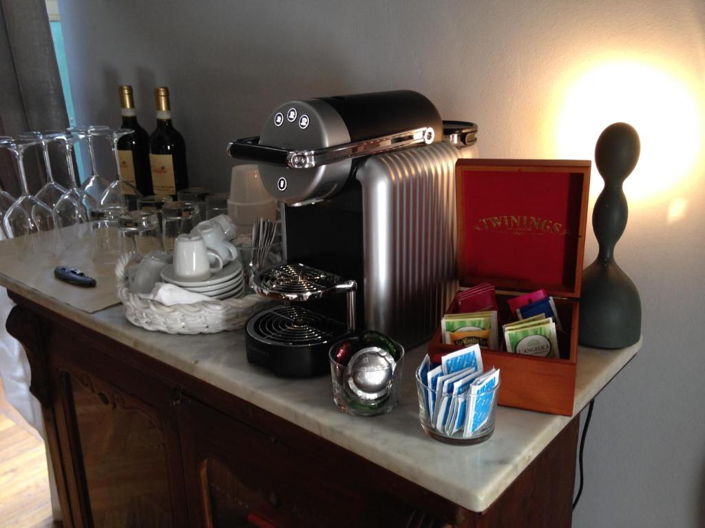 Příslušenství pro přípravu čaje a kávy v ubytování B&B Casa Fenoglio