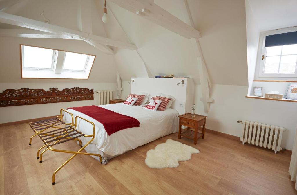 Un pat sau paturi într-o cameră la Normand'Histoire Chambres d'Hôtes