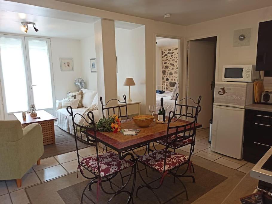 cocina y sala de estar con mesa y sillas en Well equipped apartment, large terrace, BBQ & WIFI, en Ria