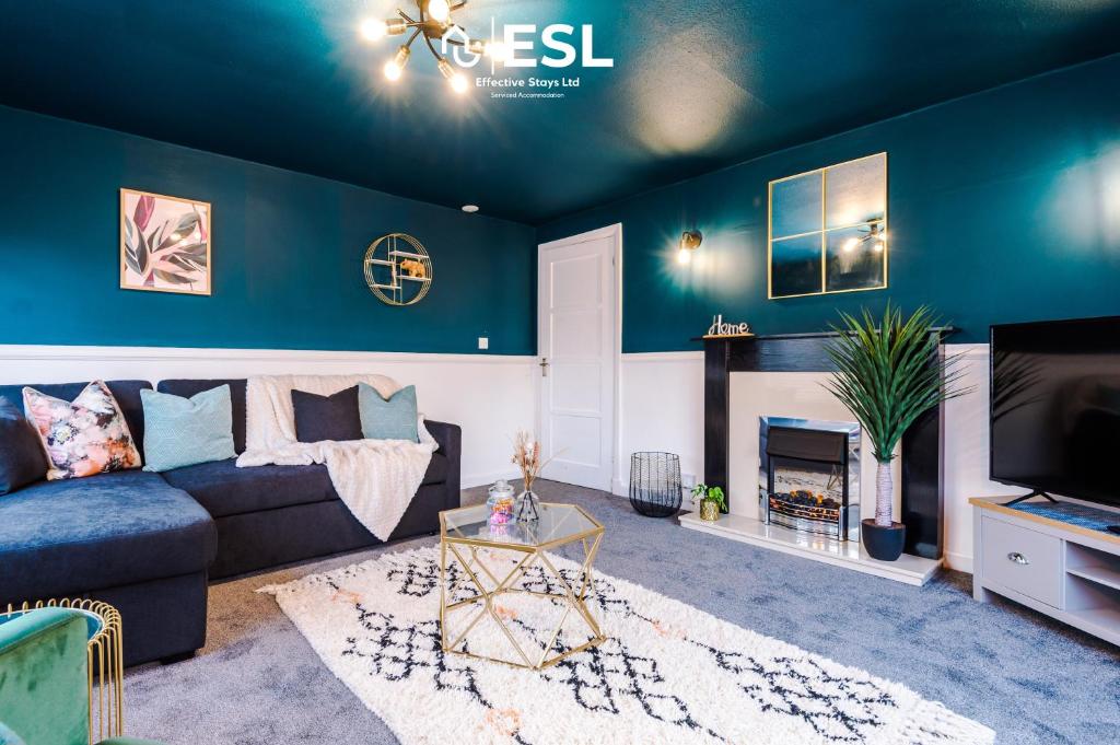 uma sala de estar com um sofá e uma lareira em Stylish 3 Bedroom Townhouse close to Chester City Centre - Ideal for Families, Groups and Contractors em Hough Green