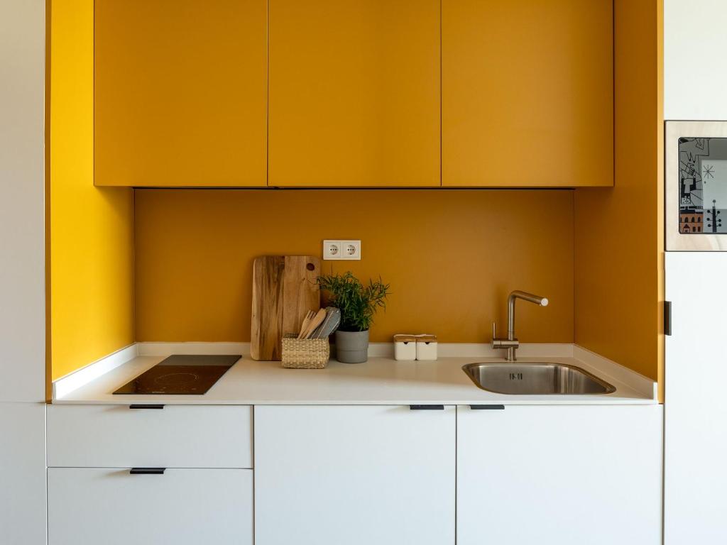 A kitchen or kitchenette at Kora Green City - Aparthotel Passivhaus