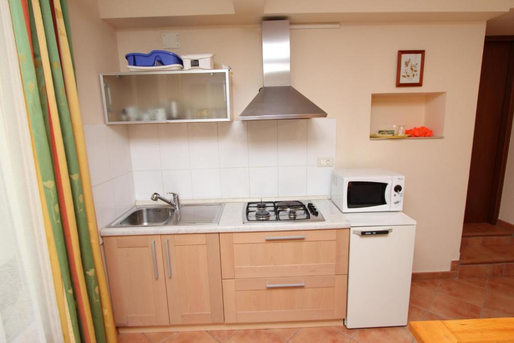 Kuchyň nebo kuchyňský kout v ubytování Apartments El Corsaro