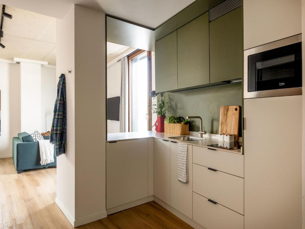 A kitchen or kitchenette at Kora Green City - Aparthotel Passivhaus