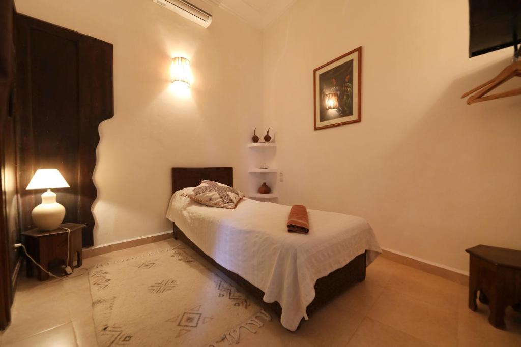 Postel nebo postele na pokoji v ubytování Riad Noor Charana