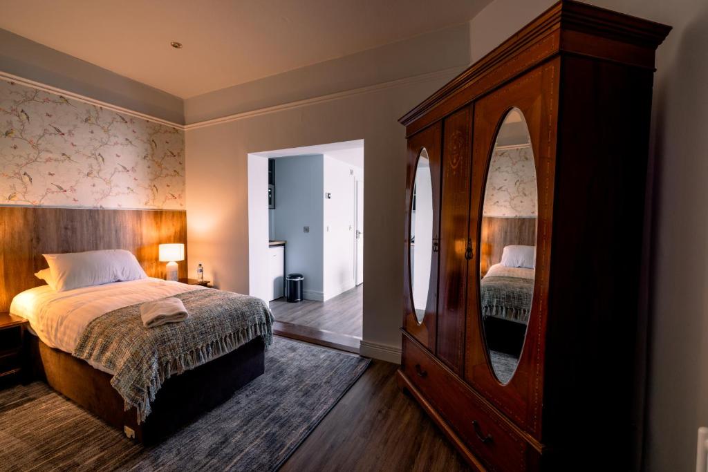Postel nebo postele na pokoji v ubytování Fairhead Suite