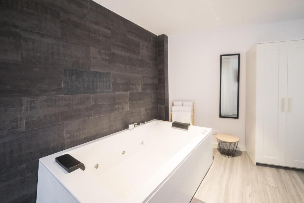 Moonkey - Apto Nido Mediterráneo con jacuzzi y patio ...