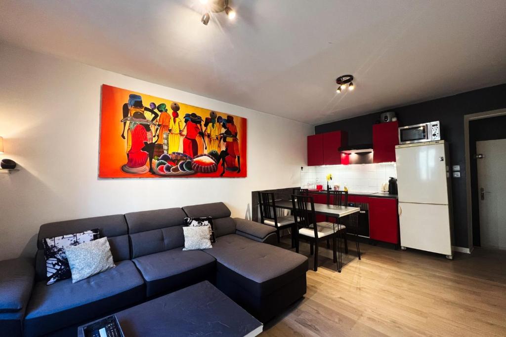 salon z kanapą i kuchnią w obiekcie #EL The Duplex in the heart of Vizille w mieście Vizille