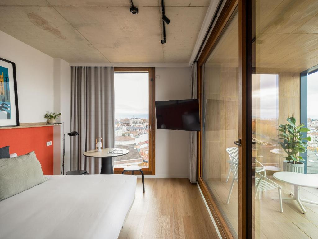 A television and/or entertainment centre at Kora Green City - Aparthotel Passivhaus