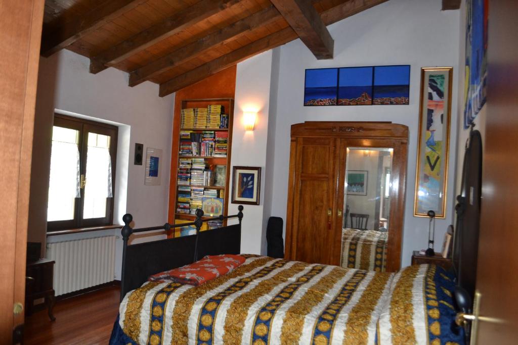 ein Schlafzimmer mit einem Bett in einem Zimmer in der Unterkunft Casa di Montagna San Colombano in San Colombano