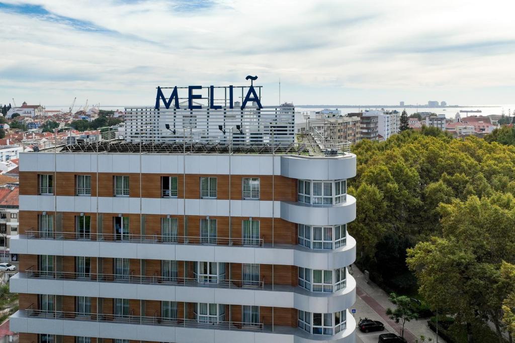 um edifício com um sinal de meena em cima em Melia Setubal em Setúbal