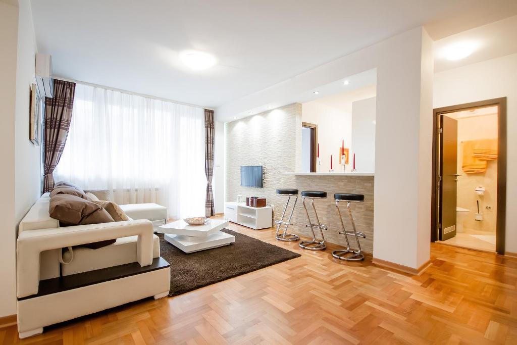 uma sala de estar com um sofá e uma mesa em Apartments King Milan, City Center em Belgrado