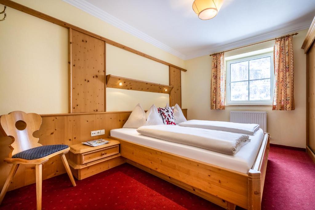 Postel nebo postele na pokoji v ubytování Hotel Breitlehenalm