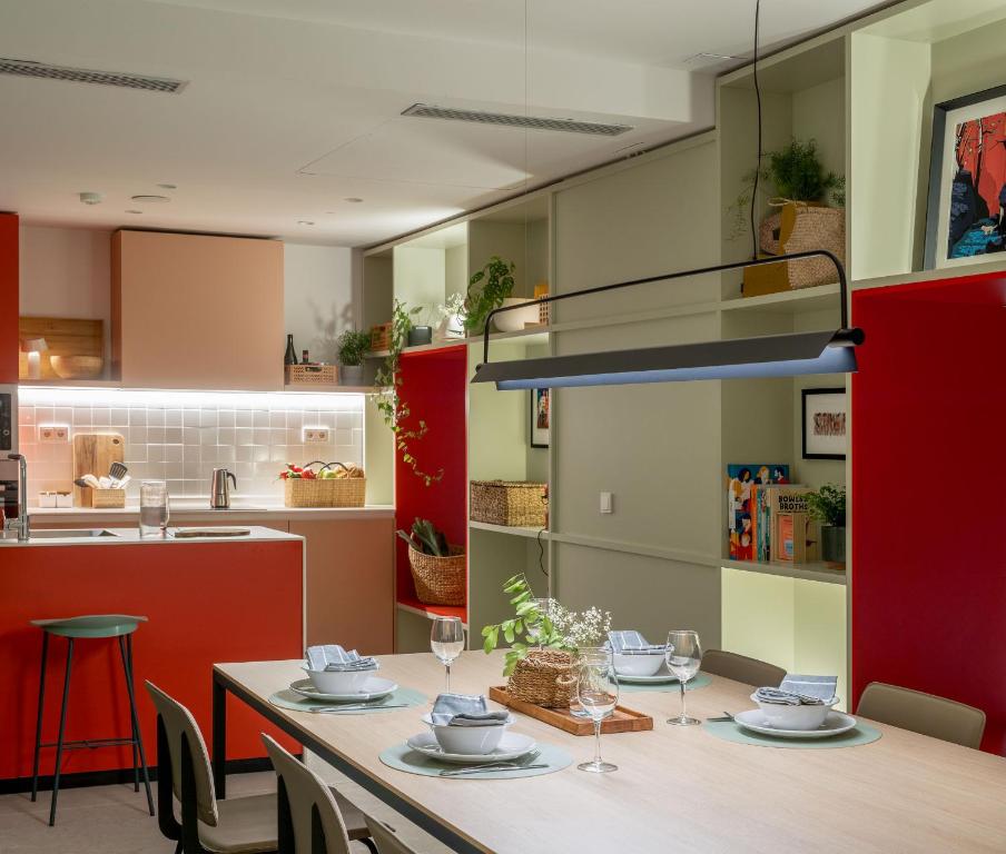 A kitchen or kitchenette at Kora Green City - Aparthotel Passivhaus