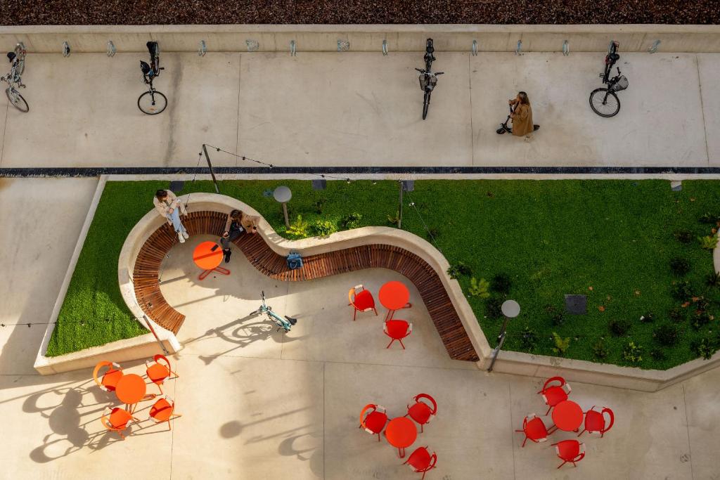 A garden outside Kora Green City - Aparthotel Passivhaus