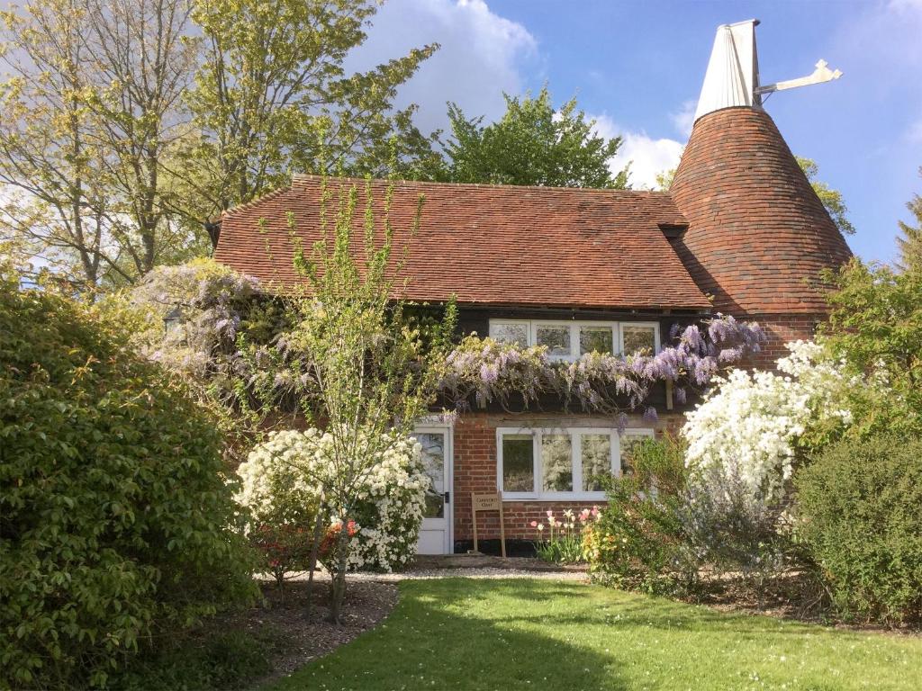 a house with flowers on the roof at Cowford Oast in Mark Cross