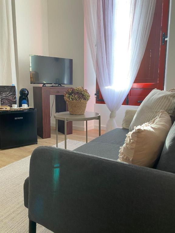 TV a/nebo společenská místnost v ubytování El Balcón del Eume, Cantina Río Covés