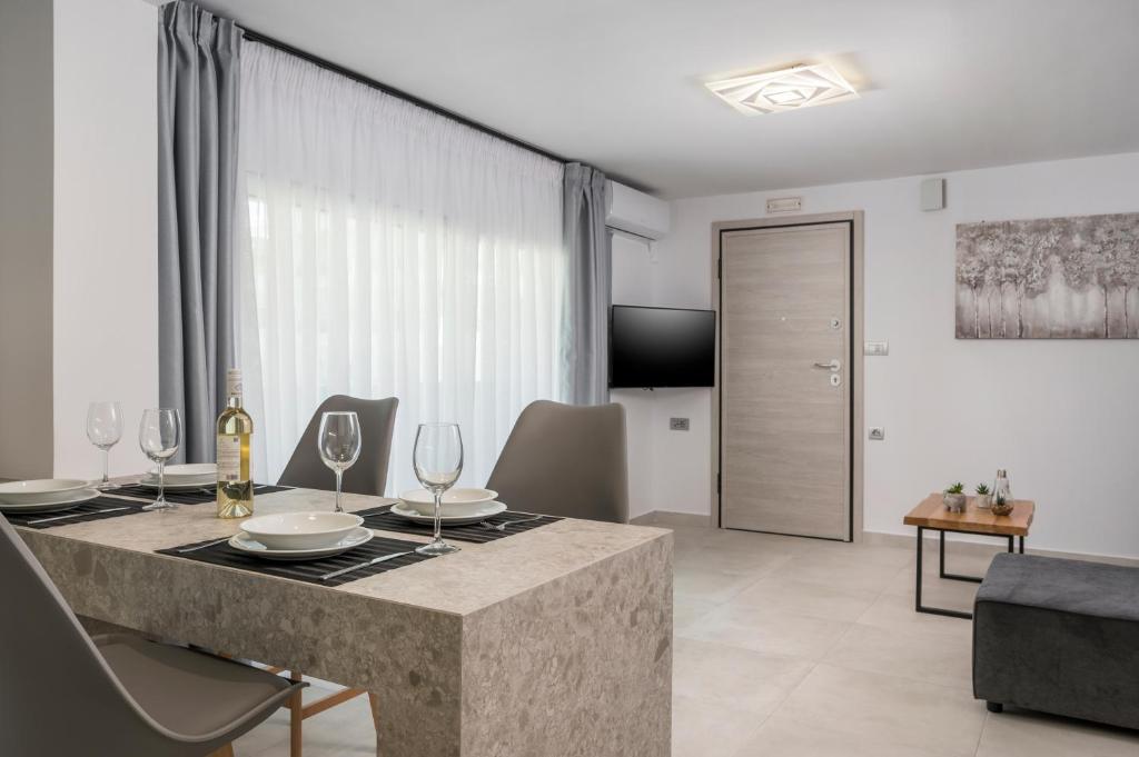 TV a/nebo společenská místnost v ubytování Quarters Luxury Apts