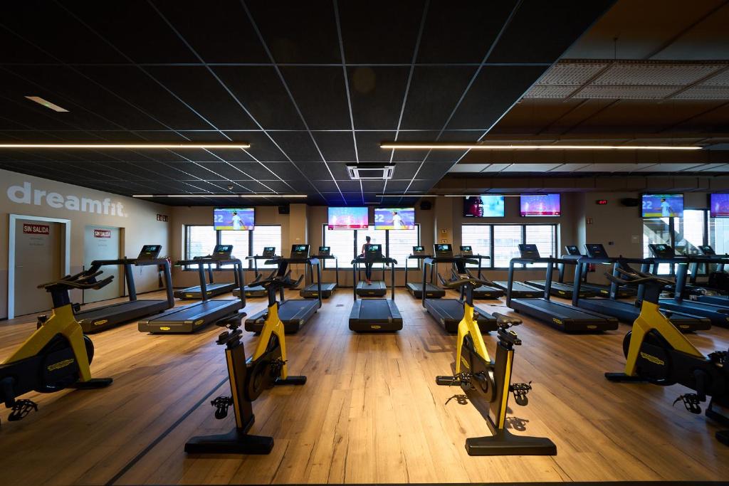 The fitness centre and/or fitness facilities at Kora Green City - Aparthotel Passivhaus