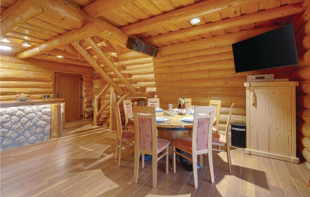 Televízia a/alebo spoločenská miestnosť v ubytovaní Beautiful Home In Kelemen With Sauna