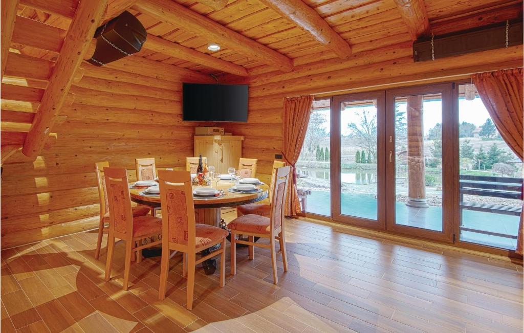 Televízia a/alebo spoločenská miestnosť v ubytovaní Beautiful Home In Kelemen With Sauna