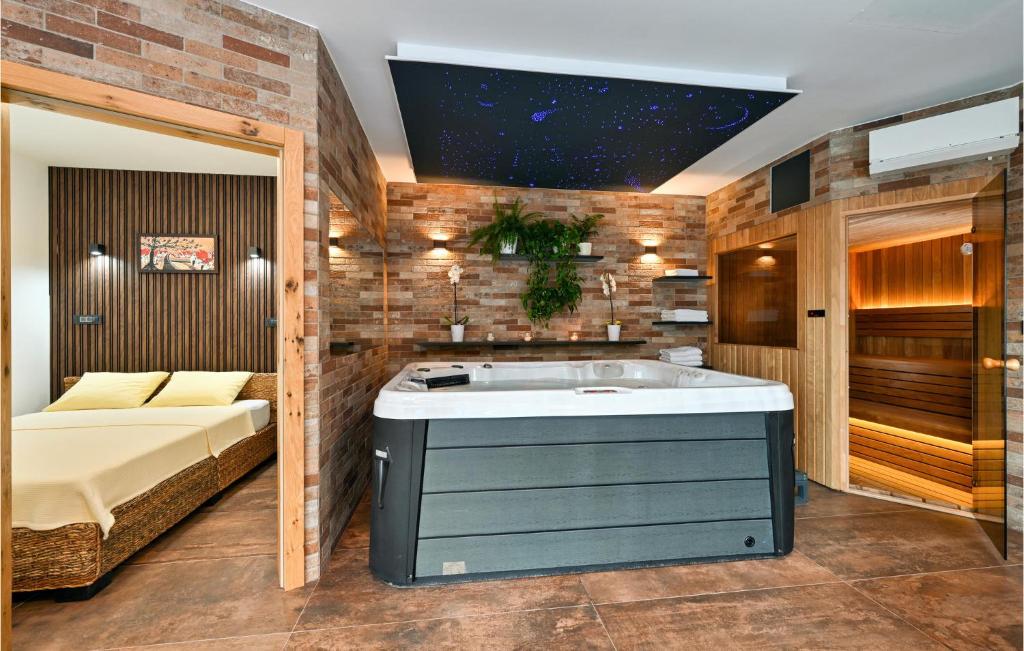 Posteľ alebo postele v izbe v ubytovaní Beautiful Home In Kelemen With Sauna