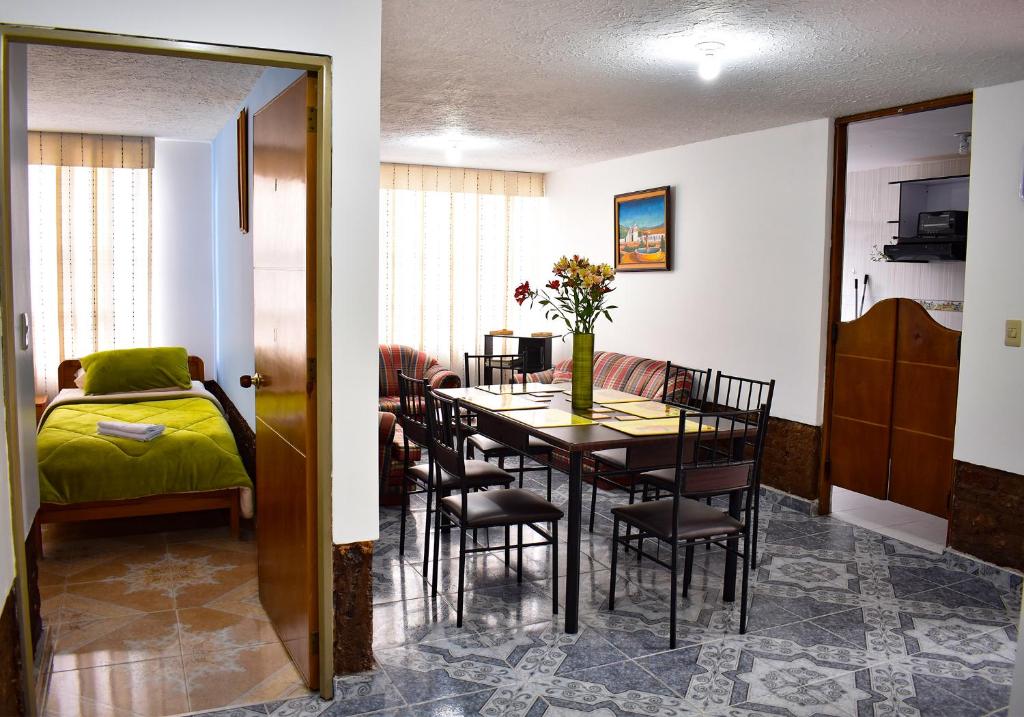 派帕的住宿－Apartamento Campestre la Casa de Leo，一间带桌椅的用餐室和一间卧室