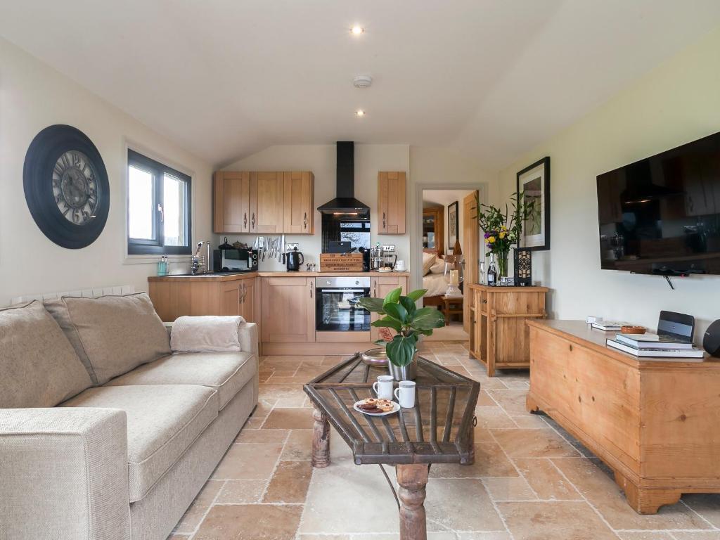 sala de estar con sofá y mesa en Holders Cottage en Lassington