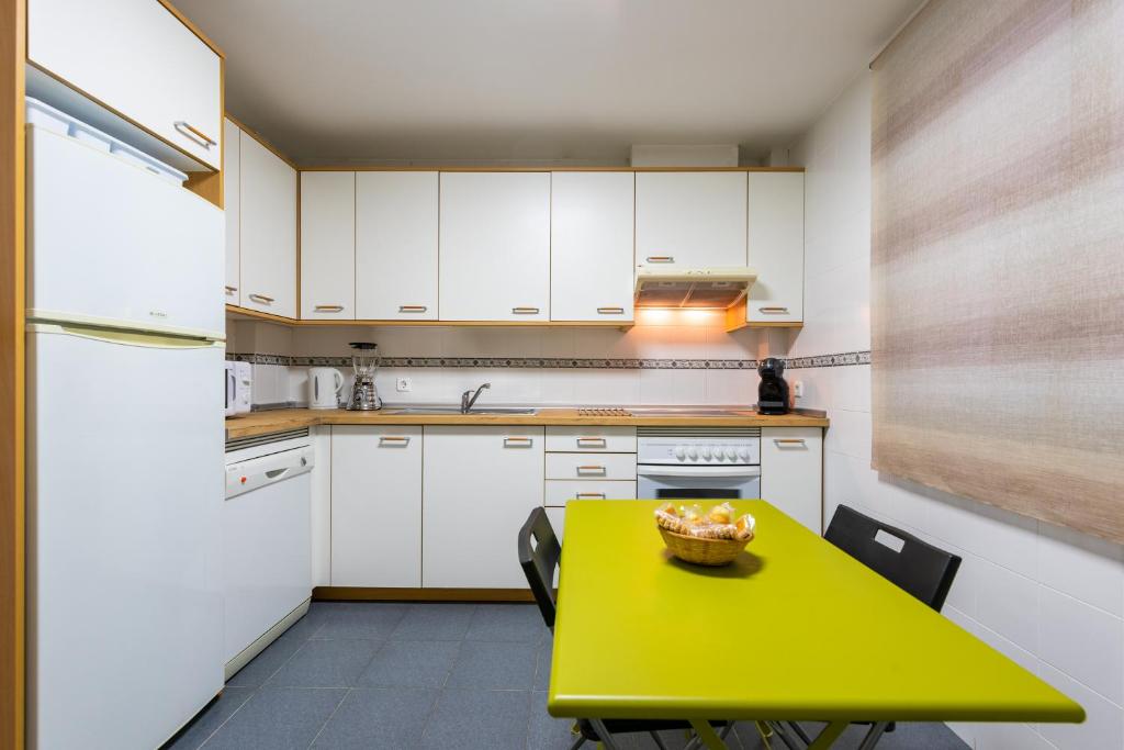 A kitchen or kitchenette at Apartamento Alboran