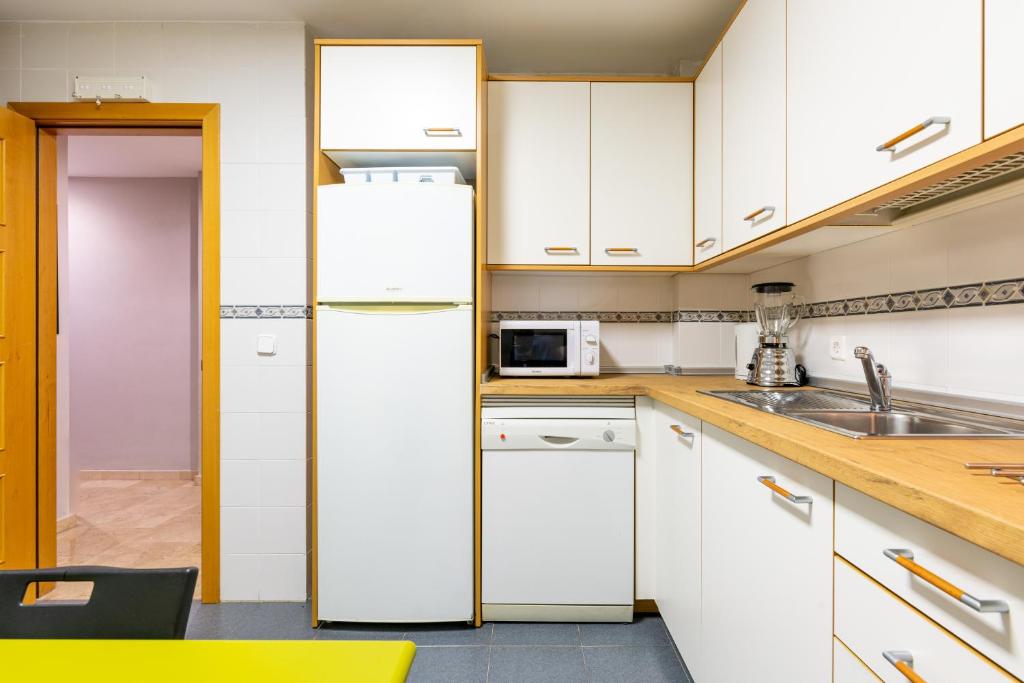 A kitchen or kitchenette at Apartamento Alboran