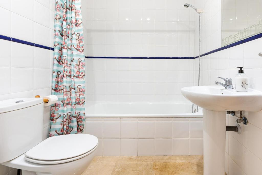 A bathroom at Apartamento Alboran